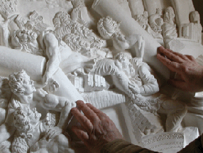 Picture of a tactile reading of the relief Fall of the Giants